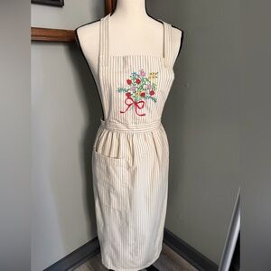 Vintage perfect condition Floral Embroidered Apron - Cream w blue stripes. OS.